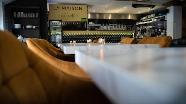 La Maison Cafe I Breakfast I Brunch I Coffee I Mocktails I Desserts I French Toast I Live Football