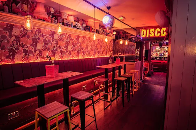 Simmons Bar | Tottenham Court Road