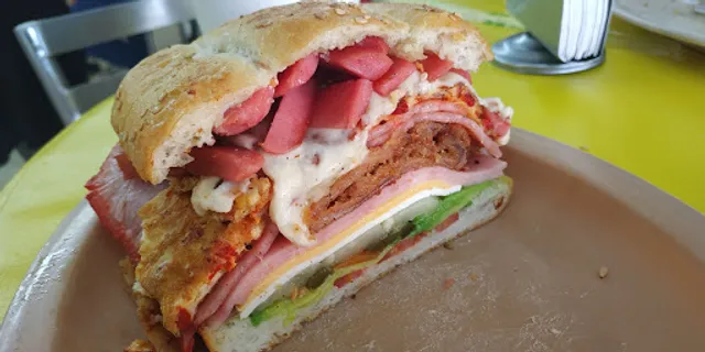 Super Tortas El Moreno