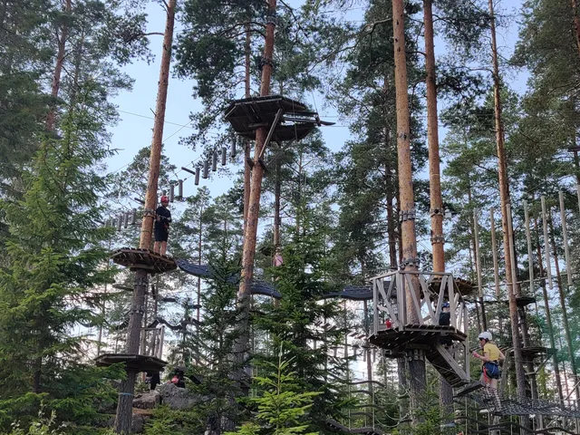 Hiidenlinna Park Resort & Sisumetsän seikkailupuisto