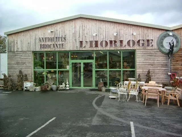 A L'Horloge Penchée