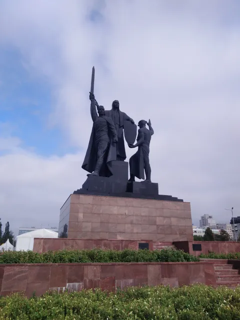 Pamyatnik Geroyam Fronta I Tyla