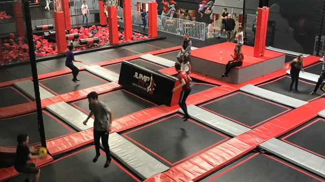 Jump City Trampoline Parc 77