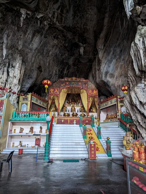 Dong Hua Cave Temple