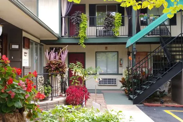 Tradewinds Lodging and Bed & Breakfast