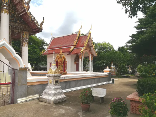 Wat Tha Bang Si Thong