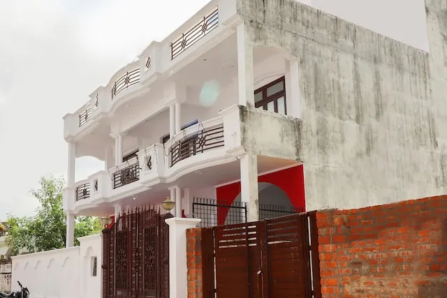 OYO Shining Inn Near Gomti Riverfront Park