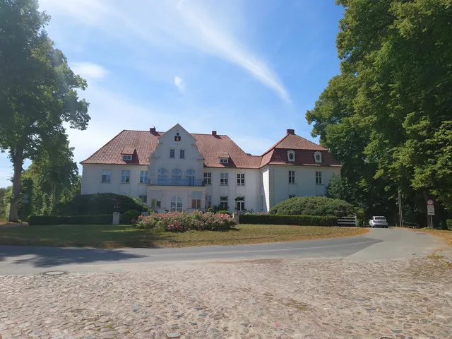 Schloss Badow KG