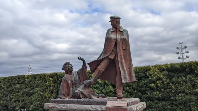 Statue of Omiya and Kan-Ichi