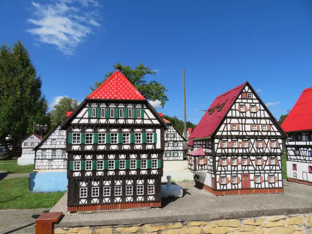 Kindereisenbahn und Miniaturdorf