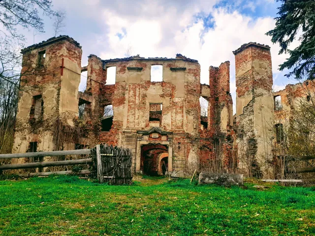 Ruiny zamku w Owiesnie