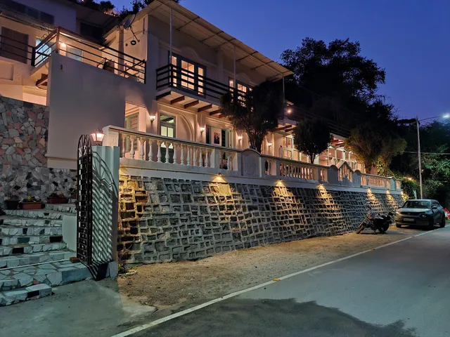 Happy Owls Lakeside Lodge