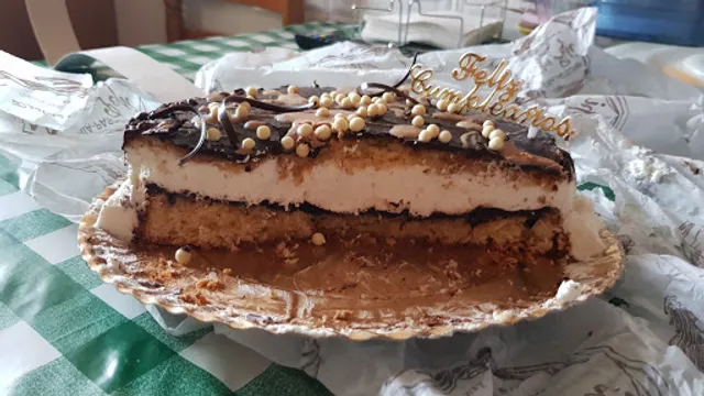 PANADERÍA-PASTELERÍA Adrián y Pepi.