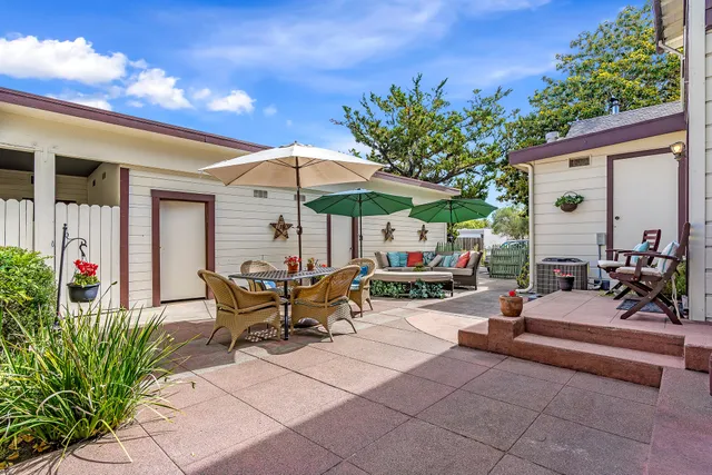 Cinnamon Bear Creekside Inn