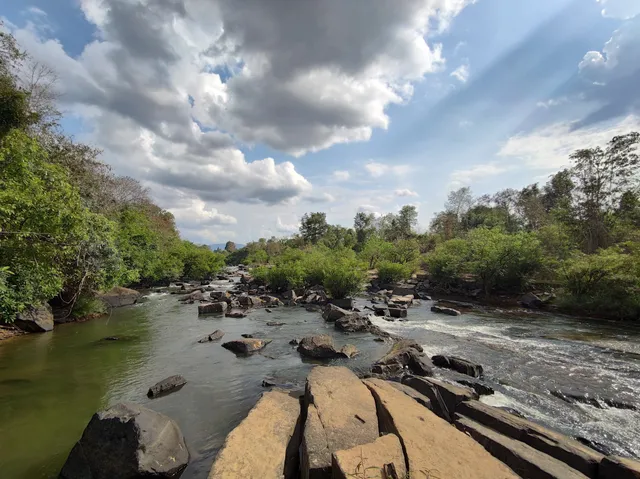 น้ำตก แก่งม้าสีหมอก