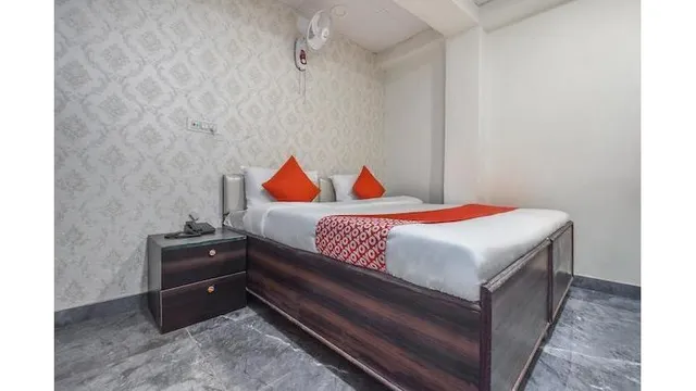 OYO 70184 Hotel Golden Bird