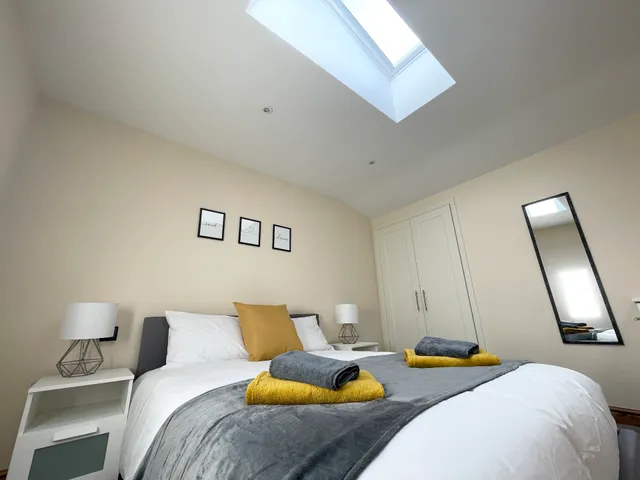 Select Short Stays - 1 & 2 Bedroom Serviced Apartments