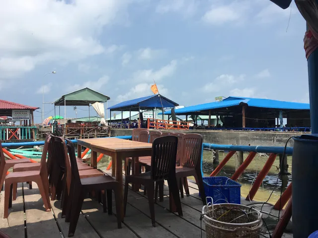 Bé Ghẹ Floating Restaurant - hải sản tươi sống ngon, giá rẻ, uy tín tại Hàm Ninh