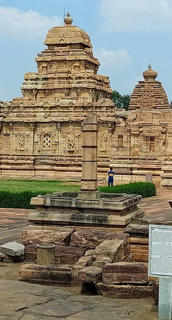 Monolithic stone pillar