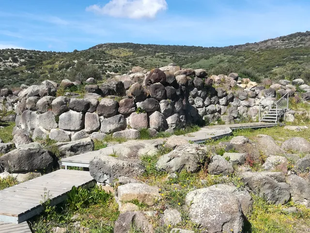 Nuraghe ed insediamento nuragico di Santu Marcu