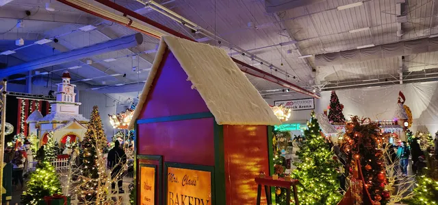 Christmas Lane 2508 W Oak Ave