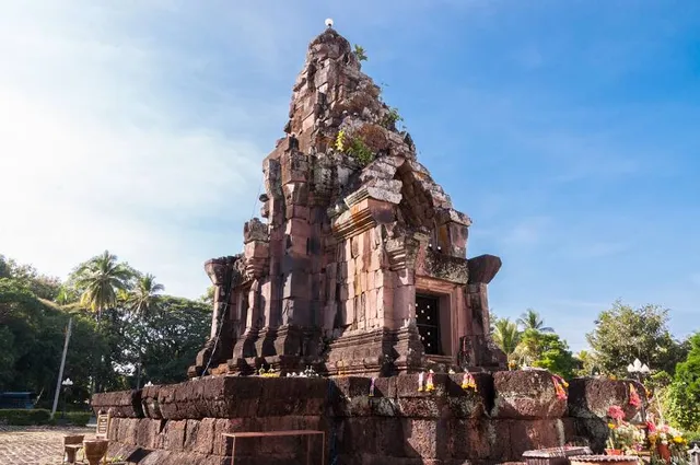Phrathat Narai Cheng Weng: Ancient Khmer Ruins