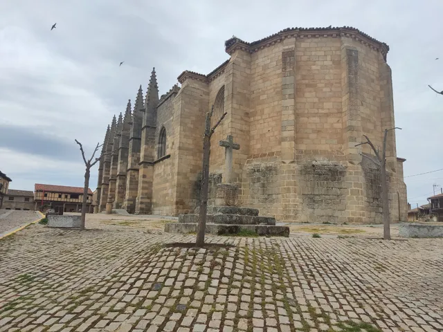 Iglesia-colegiata de San Martín de Tours (siglo XV , estilo gótico)