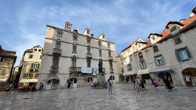 Mala palača Papalić