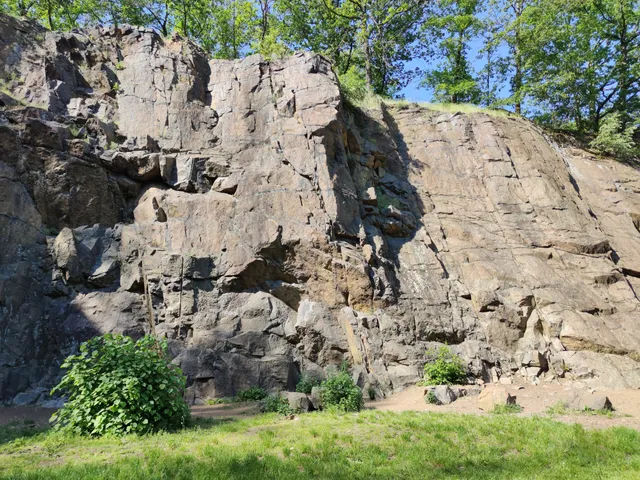 Ostbruch mit einer Kletterwand