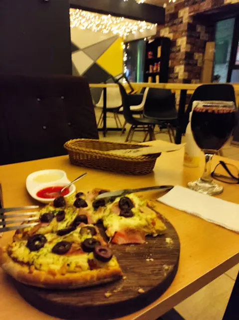 “A leña” pizzas y anticuchos