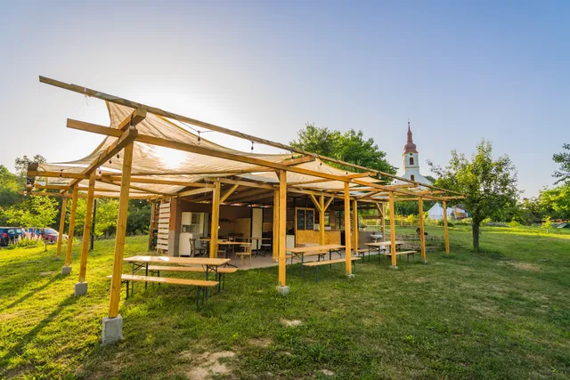 Szellős Rét . KEMPING & VENDÉGHÁZ