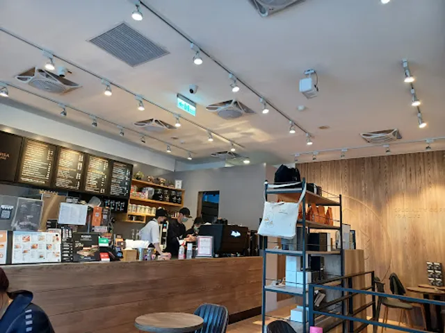 Louisa Coffee 路易莎咖啡 (忠孝松山門市）