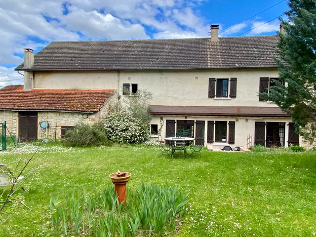 Une Place Au Soleil : gîte spacieux avec piscine et jardin