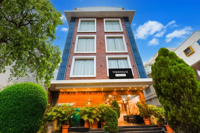 Super Townhouse Near Marine Drive