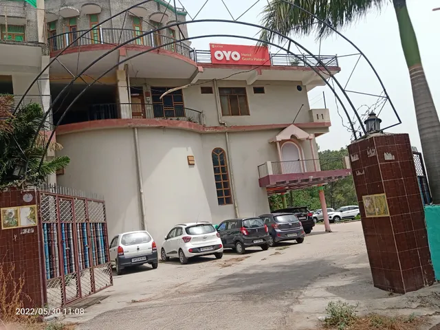 OYO 61084 Geeta Palace