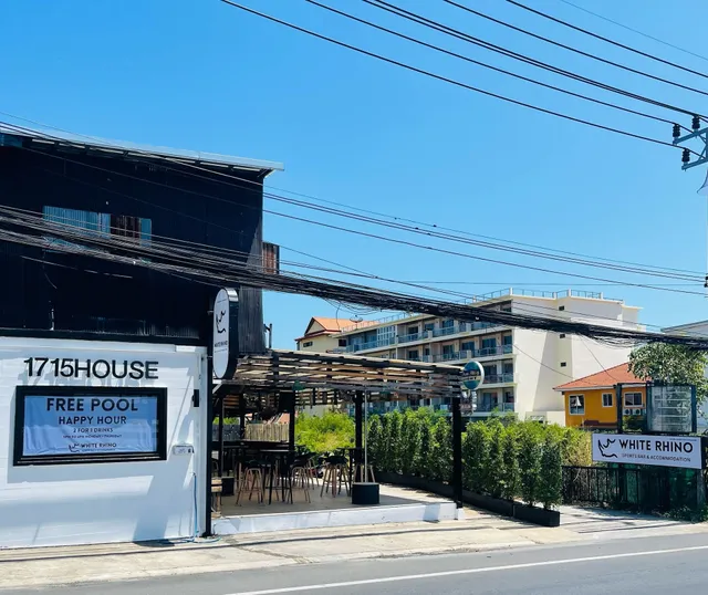 1715 House (White Rhino Sports Bar & Accommodation)