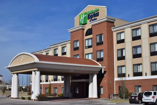 Holiday Inn Express & Suites Pratt by IHG