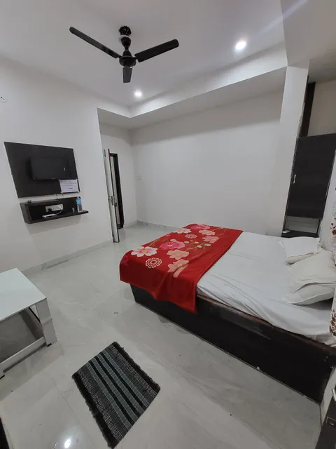 OYO Hotel Paradise BLU