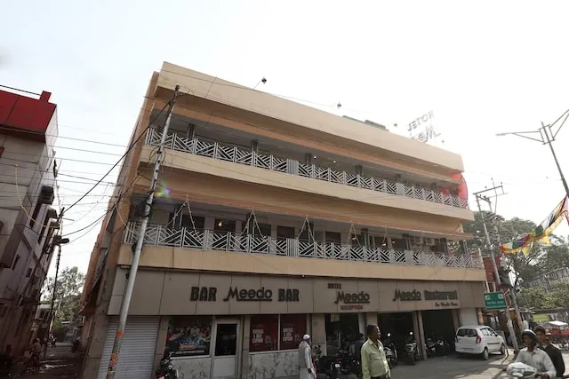 OYO 11937 Hotel Meedo