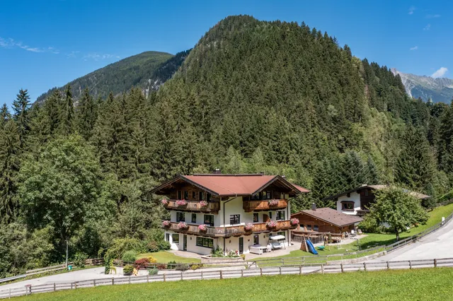Landhaus Ifangl · Appartements Mayrhofen · Ferienhütte Zillertal