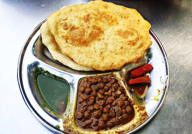 Chole Bhatoorey Wala