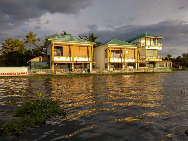 PMC Lakeshore Resort & Houseboat