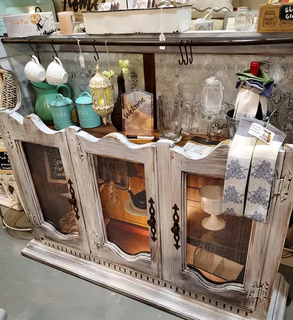 30 Hamptons West Vintage / Eclectic Boutique