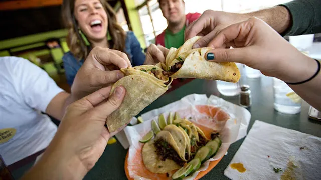 Las Tres Salsas Taqueria