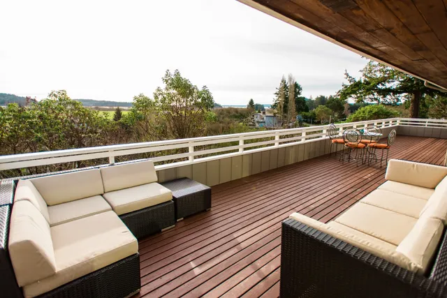 Benton Street Retreat - La Conner Lodging in Town With a View