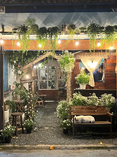 Tiệm cà phê Hiên Cúc Trắng