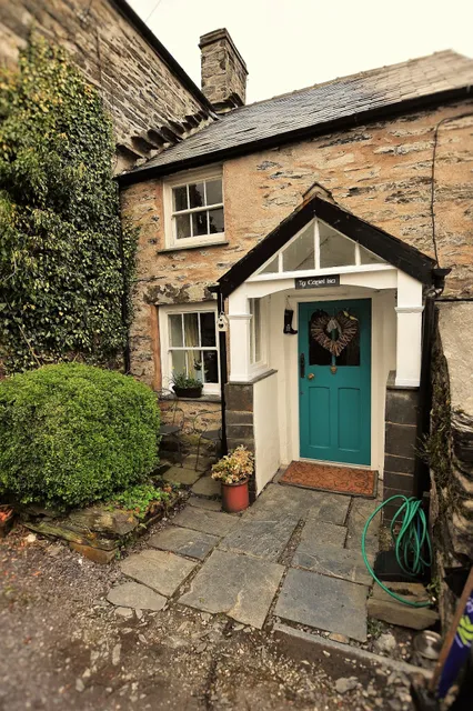 Tŷ Capel Isa Holiday Cottage