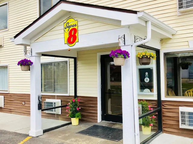 Super 8 by Wyndham Radcliff Ft. Knox Area