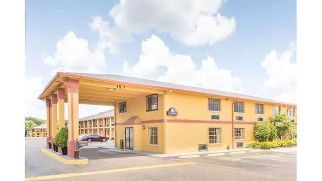 Days Inn & Suites by Wyndham Marshall