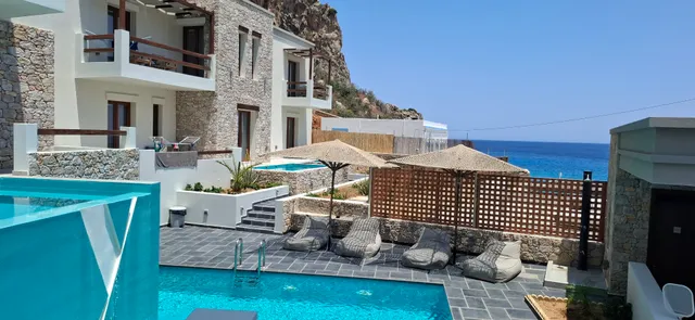 Ypsilos Beach Suites